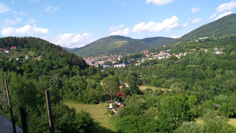 Panoráma Kremnice z bytov na Galandovom majeri